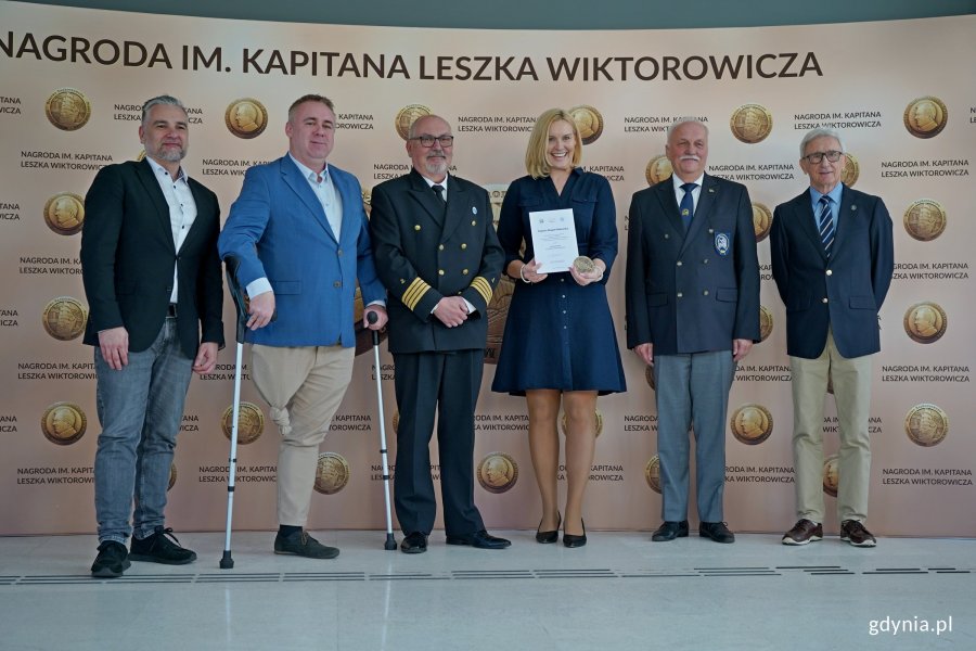 Od lewej: Paweł Brutel - dyrektor Gdyńskiego Centrum Sportu,  Arkadiusz Dzierżyński - radny Gdyni, kpt. ż. w. Mariusz Wiktorowicz &ndash; syn kpt. Wiktorowicza i przewodniczący kapituły, kpt. Magda Makowska - laureatka Nagrody Specjalnej im. Kapitana Leszka Wiktorowicza, Marek Padjas z Bractwa Kaphornowc&oacute;w oraz Waldemar Heflich z Press Clubu Polska podczas gali wręczenia Nagrody im. Kapitana Leszka Wiktorowicza 