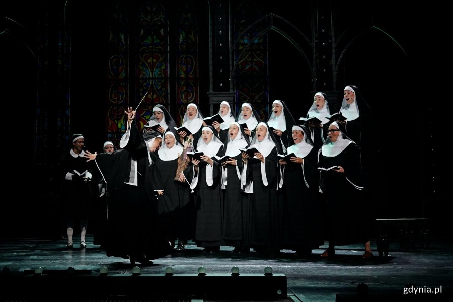 Zdjęcie z pr&oacute;by medialnej spektaklu &bdquo;Zakonnica w przebraniu&rdquo; w Teatrze Muzycznym w Gdyni. Scena zbiorowa 