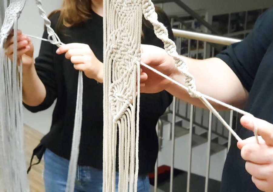 Warsztaty robienia makramy // arch. Laboratorium Innowacji Społecznych