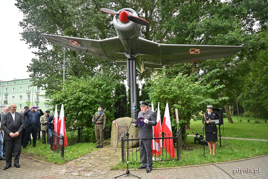 Jubileuszowe obchody przy symbolicznym obelisku i umieszczonym na cokole samolocie TS-8 Bies w Babich Dołach, fot. Michał Puszczewicz