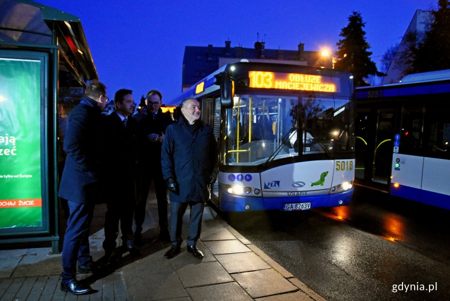 Pierwszy przejazd autobusu po kontrabuspasie na ulicy Chwarznieńskiej, fot. Kamil Złoch