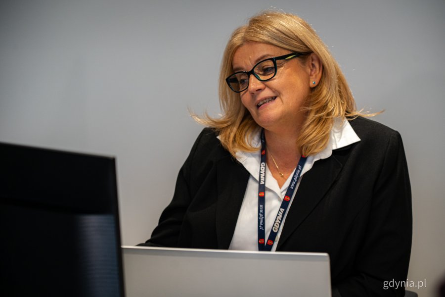 Przedstawicielka Gdyńskiego Centrum Kontaktu w nowo otwartym Punkcie Obsługi Mieszkańców Urzędu Miasta Gdyni na Chwarznie-Wiczlinie, w lokalu przy ul. Tęczowej 37 (fot. Kamil Złoch)