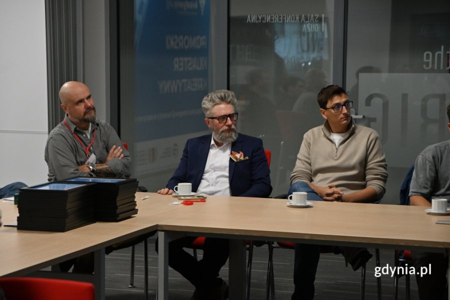 Zdjęcie przedstawia spotkanie w sprawie zawiązania Pomorskiego Klastra Kreatywnego. Na zdjęciu widoczni członkowie nowego porozumienia.