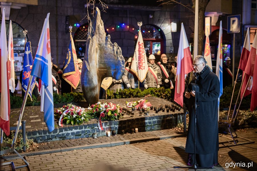 Sztandary oraz poczty sztandarowe ustawione wokół pomnika