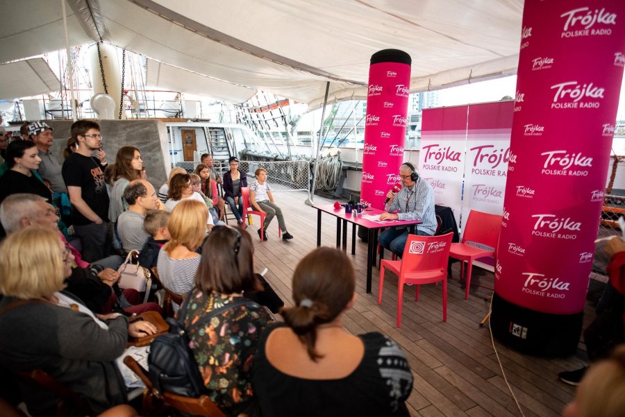 Marek Niedźwiecki - plenerowe studia Polskiego Radia nadają z Gdyni przed „Lato z Radiem Festiwal”, fot. Dawid Linkowski