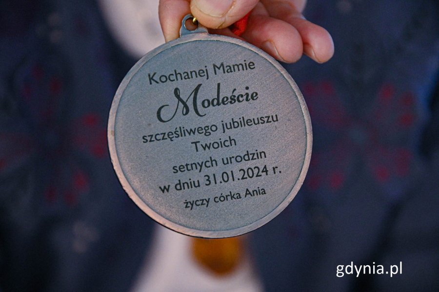 Medal okolicznościowy od córki dostojnej jubilatki z okazji 100 rocznicy urodzin 