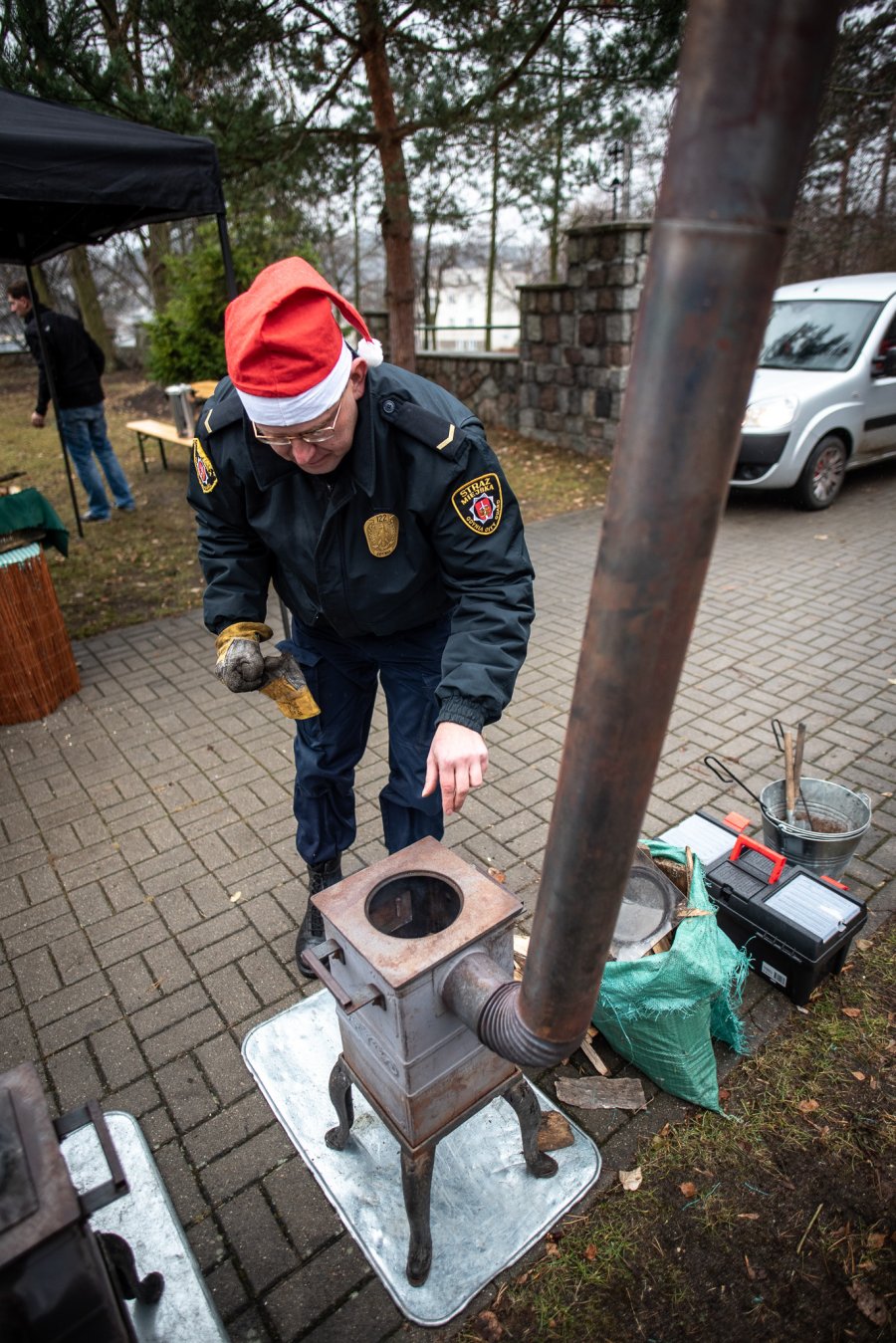 Dobrą metodę palenia w piecach prezentują w terenie strażnicy miejscy z Ekopatrolu, fot. Dawid Linkowski