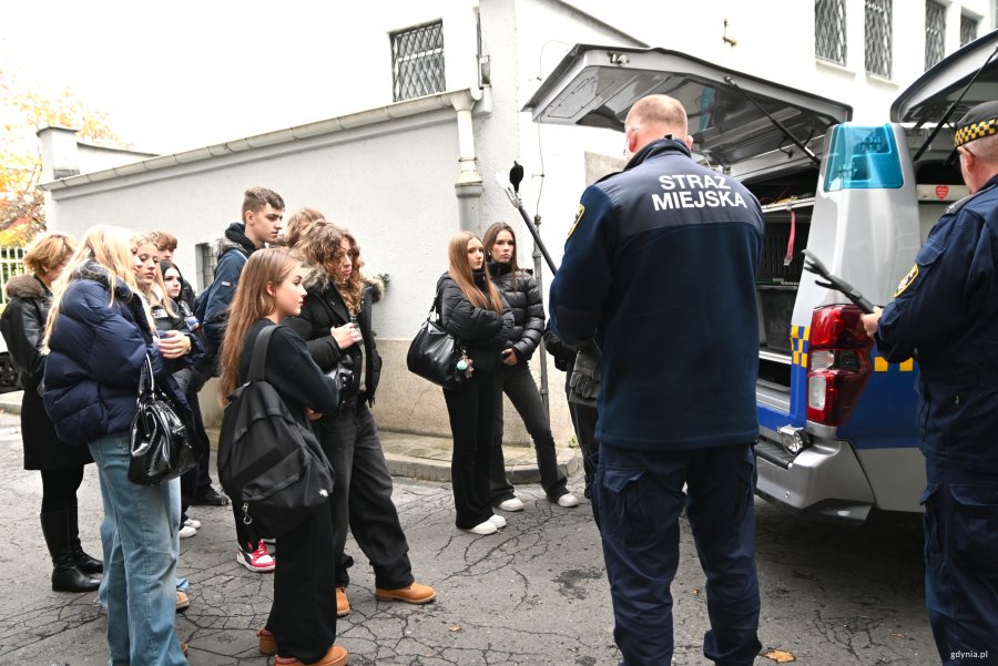 Strażnik przy samochodzie z młodzieżą