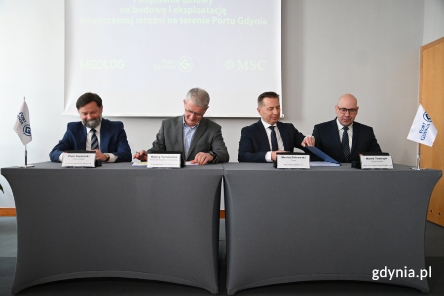 Podpisanie umowy na budowę mroźni w Porcie Gdynia. Na zdjęciu widoczni od lewej: Walery Tankiewicz, wiceprezes Portu Gdynia, Piotr Gorzeński, prezes Portu Gdynia, Maciej Ostrowski, prezes zarządu MSC Poland oraz Marek Tomczyk, członek zarządu MEDLOG Coldstore Gdynia. (fot. Łukasz Kamasz)