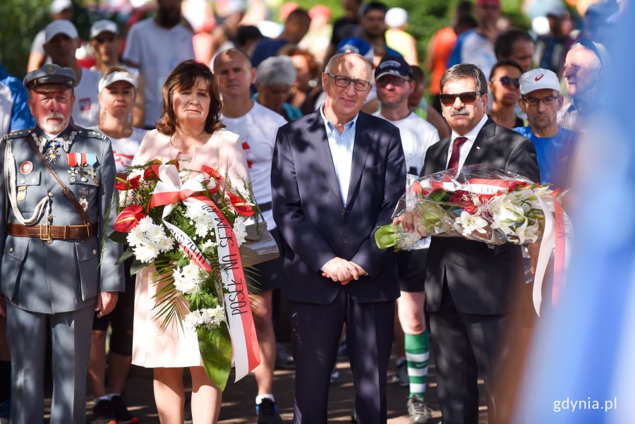 Maraton "Solidarności" przebiegł ulicami Gdyni. Przed startem pod pomnikiem Pamięci Ofiar Grudnia '70 odbyły się uroczystości z udziałem wiceprezydenta Gdyni Michała Gucia, a także przedstawicieli samorządu i parlamentu // fot. Maciej Czarniak