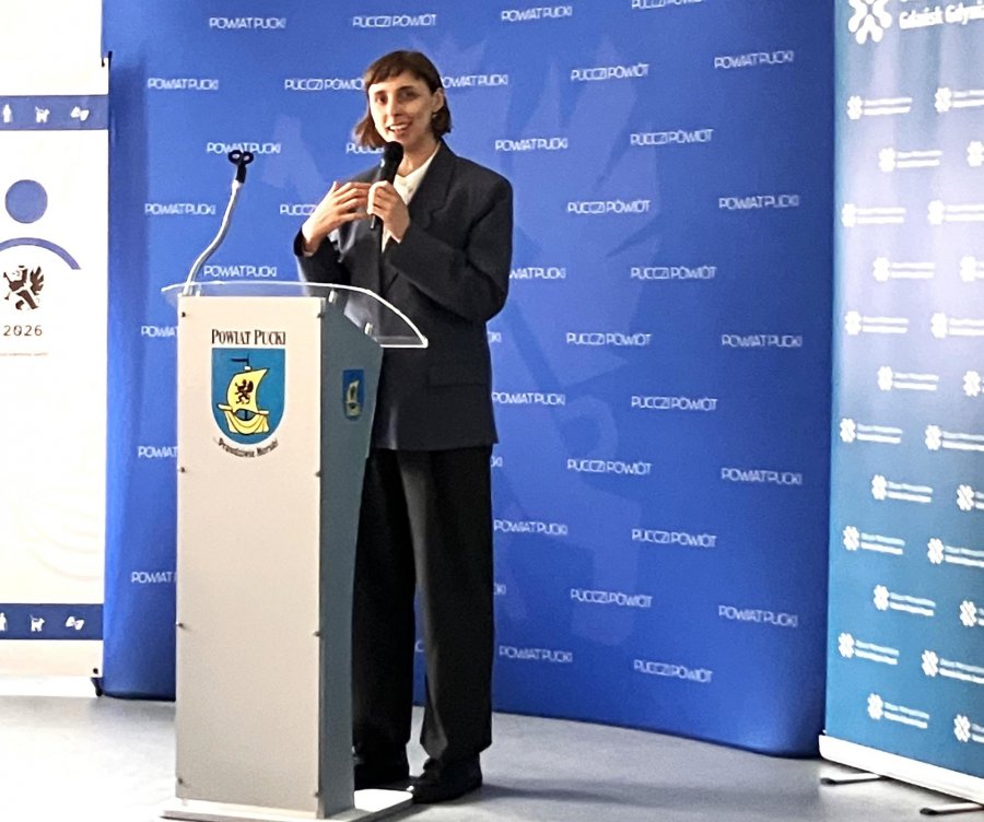 Kobieta w garniturze z mikrofonem