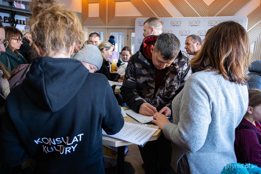 Gra miejska oparta na spektaklu &bdquo;Majka z Kajtkiem jadą trajtkiem&rdquo; (fot. Kamil Złoch)