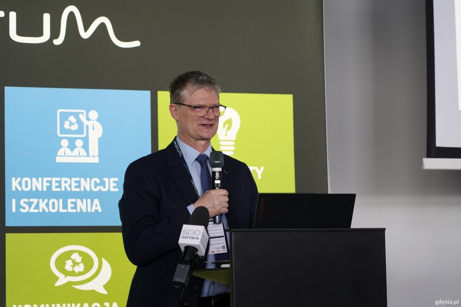 Wiceprezydent Rafał Geremek podczas otwarcia konferencji 