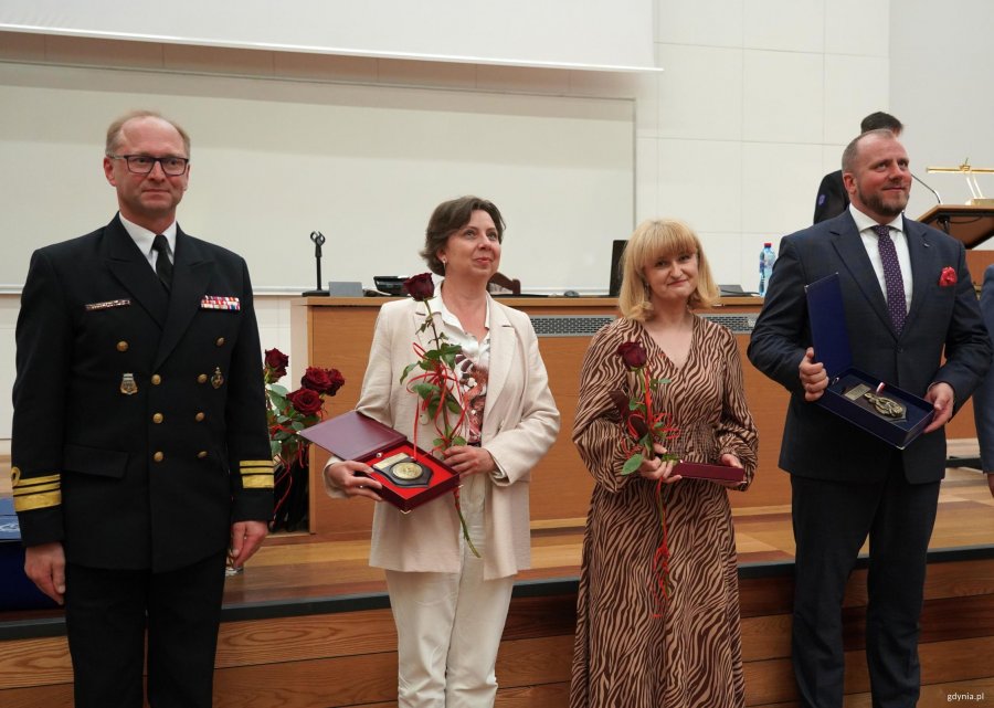 Kobiety w eleganckich strojach i mężczyźni w mundurach