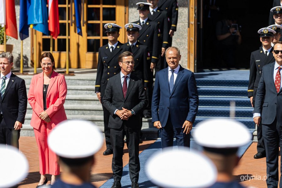 Polsko-szwedzkie rządowe konsultacje w Gdyni. Delegacje na terenie obiekt&oacute;w Akademii Marynarki Wojennej w Gdyni. Donald Tusk i Ulf Kristersson (fot. Kamil Złoch)