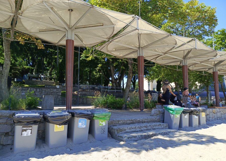 Pojemniki na odpady przy plaży Środmieście