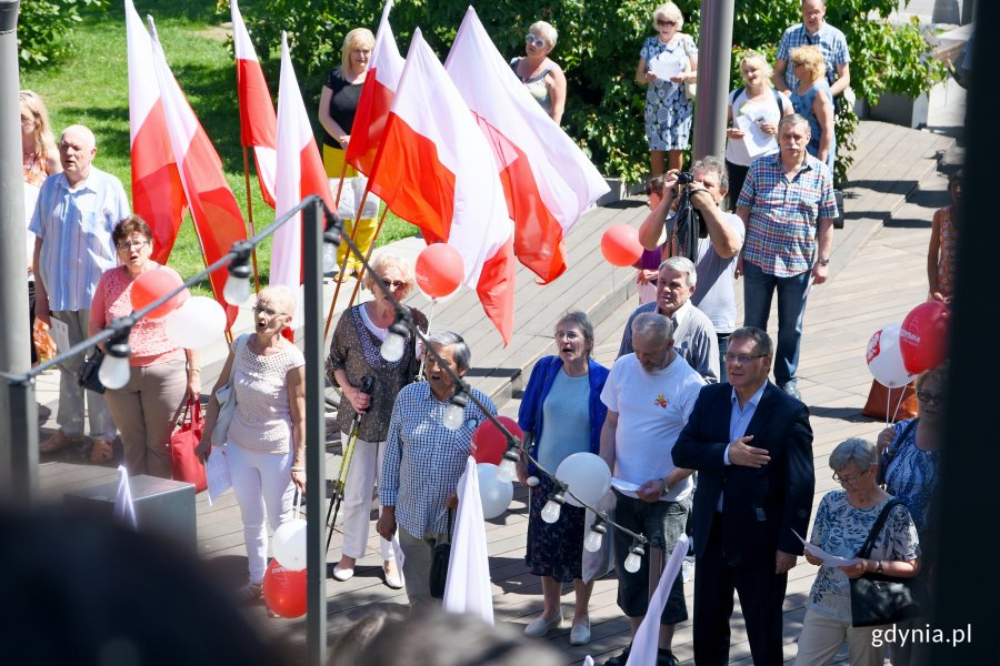 Gdynianie w południe odśpiewali wspólnie hymn przy InfoBoksie, fot. Kamil Złoch