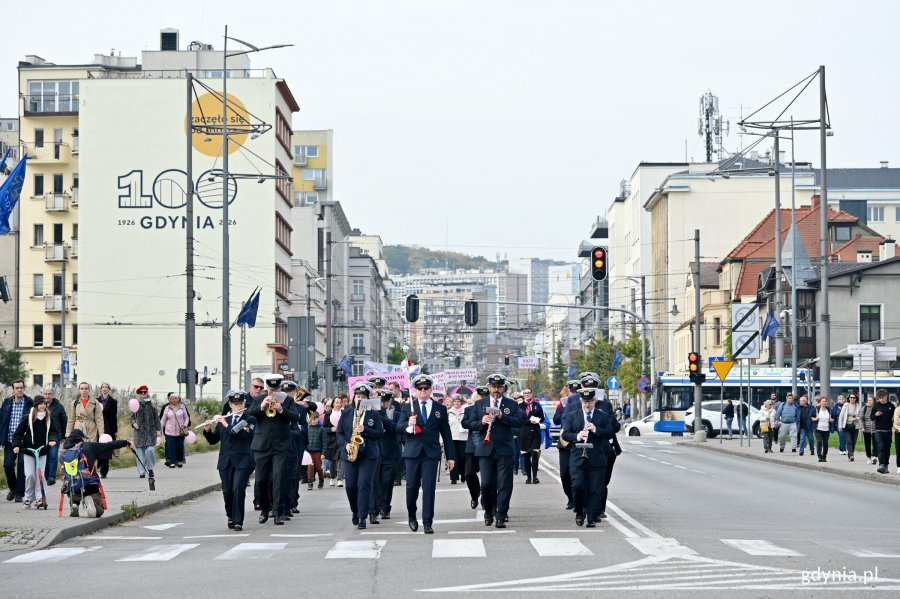 Orkiestra Dęta Gminy Kosakowo na czele Marszu R&oacute;żowej Wstążki 