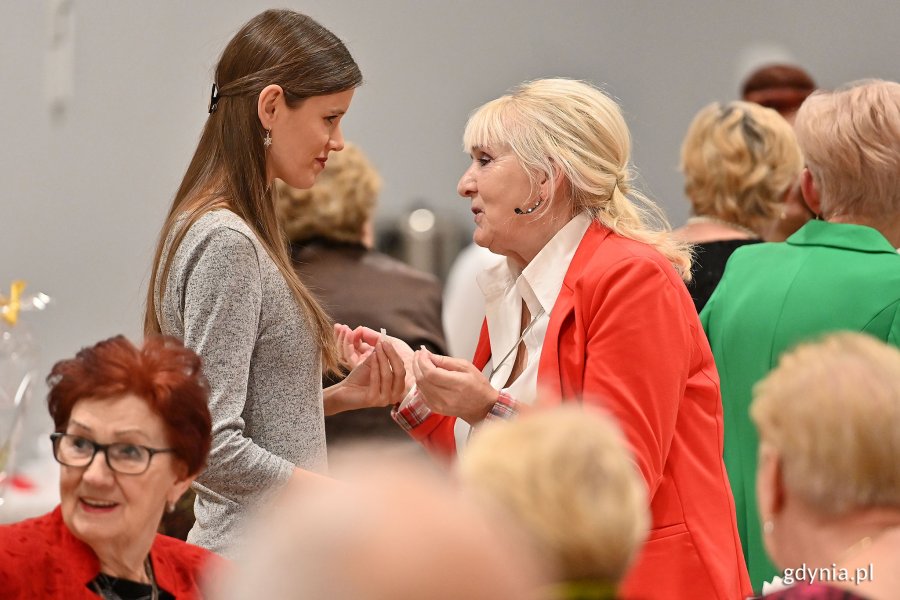 Wigilia dla seniorów w Przystani Chylońska 237, na zdjęciu tradycyjne łamanie się opłatkiem i składanie sobie życzeń