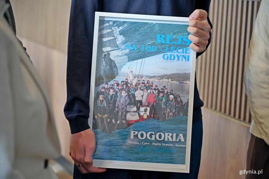 Wsp&oacute;lne zdjęcie uczni&oacute;w, kt&oacute;rzy uczestniczyli w rejsie z okazji stulecia miasta na &bdquo;Pogorii&rdquo;