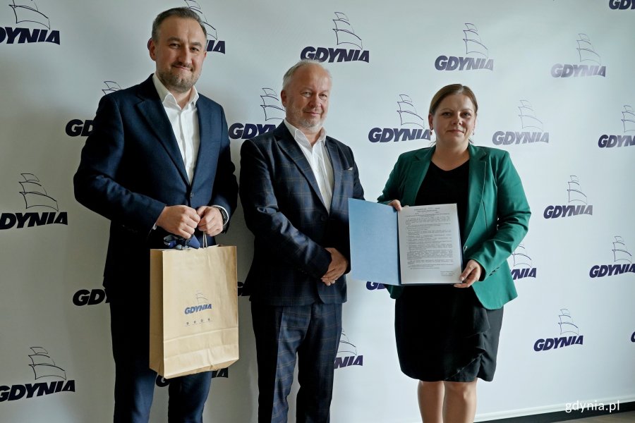 Prezydent Gdyni Aleksandra Kosiorek i Tomasz Augustyniak - dyrektor zarządzający ds. społecznych Urzędu Miasta Gdyni podczas powołania Krzysztofa Jankowskiego na pełnomocnika ds. kombatantów i osób represjonowanych 