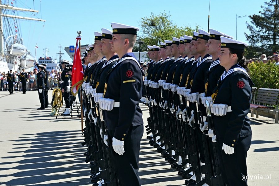 Kompania Reprezentacyjna Marynarki Wojennej podczas uroczystości z okazji Dnia Flagi RP 
