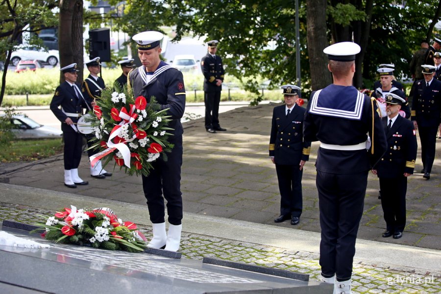 W ramach obchodów 82. rocznicy wybuchu II wojny światowej złożono kwiaty przed pomnikiem Obrońców Wybrzeża na Cmentarzu Wojennym w Gdyni. Na zdjęciu marynarz kładzie jeden z wieńców na płycie przed pomnikiem// fot. Przemysław Kozłowski