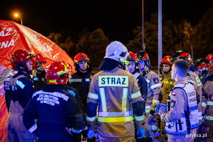 Strażacy na ćwiczeniach przed galerią Riviera