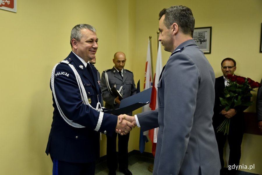 mł. insp. Sławomir Pachura odbiera powołanie na stanowisko Komendanta Miejskiego Policji w Gdyni z rąk nadinsp. Jarosława Rzymkowskiego, Komendanta Wojewódzkiego Policji w Gdańsku // fot. Marcin Mielewski