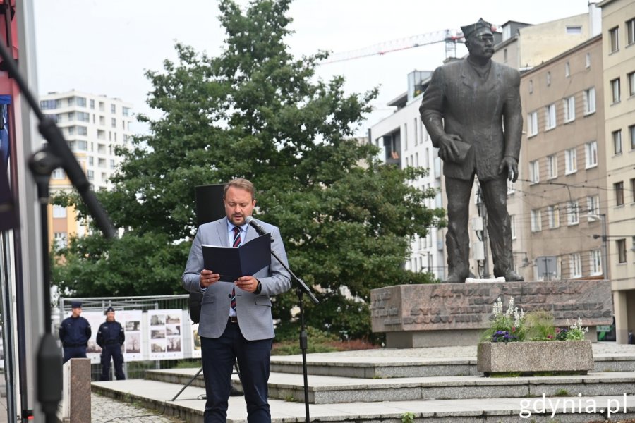 Podczas otwarcia wystawy głos zabrał Marek Łucyk, wiceprezydent Gdyni ds. rozwoju. Stoi przy mikrofonie, w tle pomnik Abrahama // fot. Magdalena Śliżewska