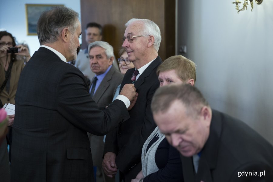Pamiątkowe Medale za Długoletnie Pożycie Małżeńskie z rąk prezydenta Wojciecha Szczurka odebrały pary obchodzące Złote Gody, fot. Przemysław Kozłowski