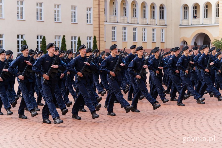 Podchorążowie Akademii Marynarki Wojennej podczas uroczystej przysięgi wojskowej 