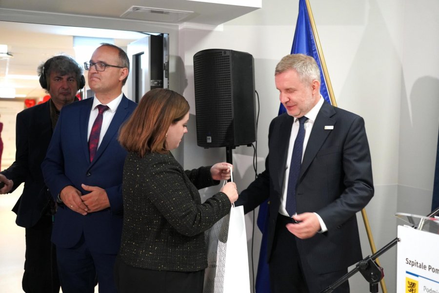 Kobieta składa gratulacje mężczyźnie