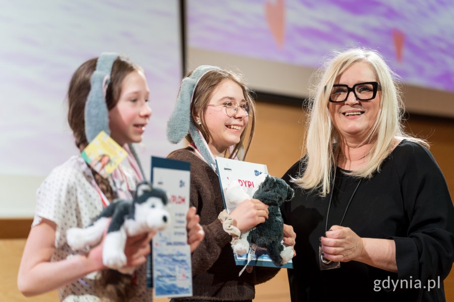Elżbieta Cupiał, dyrektorka Młodzieżowego Domu Kultury z laureatami konkursu