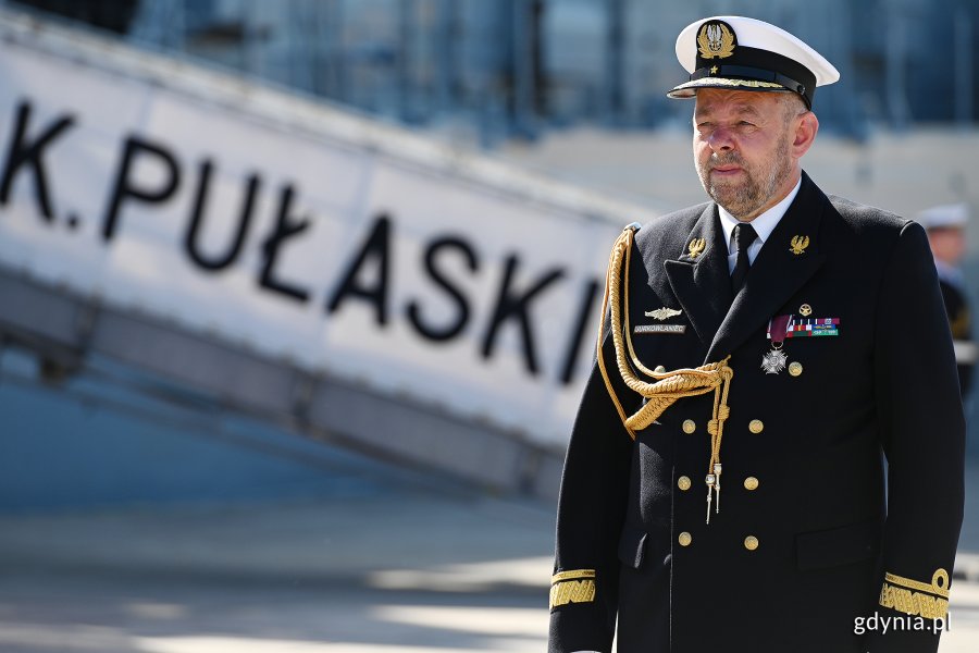Kontradmirał Mirosław Jurkowlaniec podczas uroczystości powitania ministrów obrony państw Grupy Wyszehradzkiej, która odbyła się w porcie Wojennym w Gdyni // fot. Michał Puszczewicz