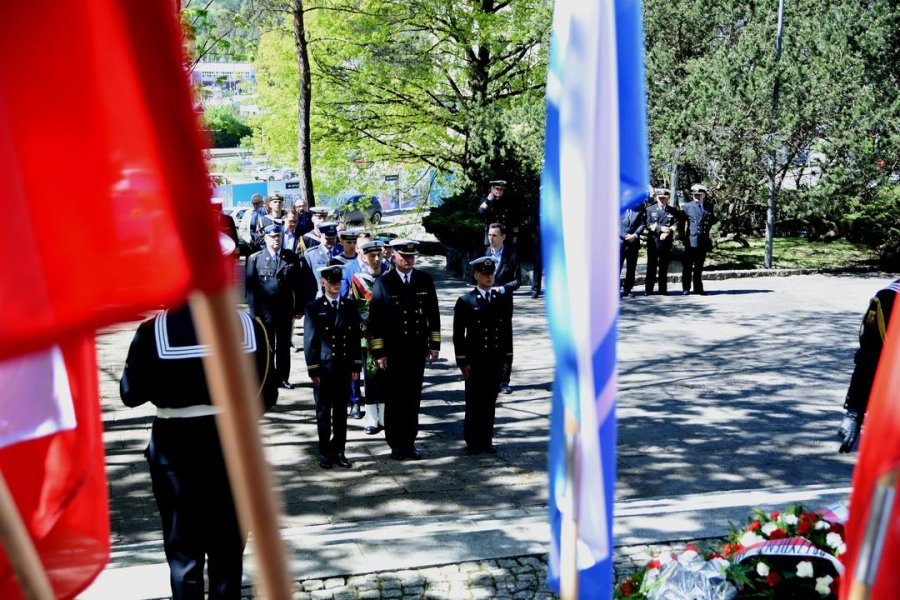 Mieszkańcy Gdyni i samorządowcy uczcili dzisiaj rocznicę zakończenia II wojny światowej w Europie. Uroczystości odbyły się na Cmentarzu Obrońców Wybrzeża w Redłowie. // fot. Jan Ziarnicki