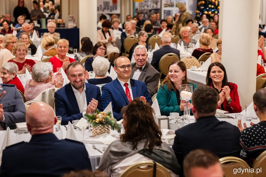 Przy wspólnym stole: wicewojewoda pomorski Emil Rojek, prezydent Gdyni Aleksandra Kosiorek, wiceprzewodnicząca Rady Miasta Gdyni Mariola Śrubarczyk-Cichowska i wiceprezydent Tomasz Augustyniak