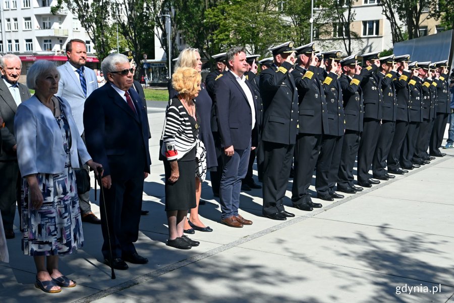Wiceprezydent Gdyni Marek Łucyk (drugi od lewej w drugim rzędzie), przedstawiciele gdyńskiego oddziału Światowego Związku Żołnierzy Armii Krajowej oraz Marynarki Wojennej podczas uroczystości z okazji 78. rocznicy wybuchu powstania warszawskiego // fot. Magdalena Czernek