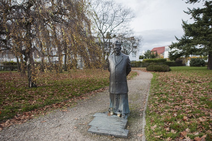 Zdewastowano pomnik ks. Stanisława Zawackiego w Orłowie, fot. materiały prasowe Muzeum Miasta Gdyni