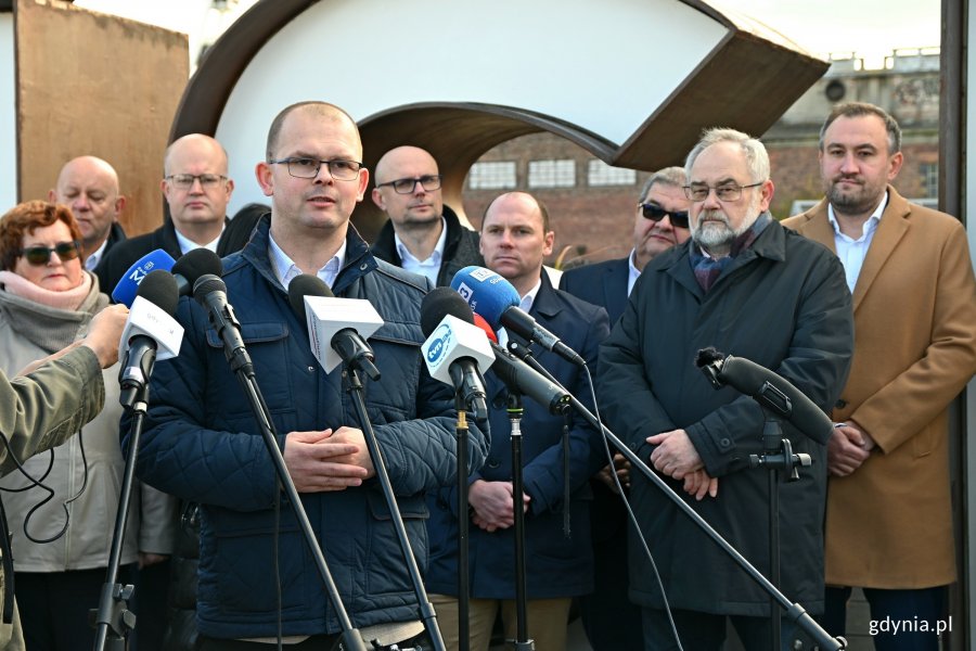 Jarosław Litwin, burmistrz Lęborka, w towarzystwie parlamentarzystów i samorządowców z Pomorza podczas briefingu na temat ustawy metropolitalnej