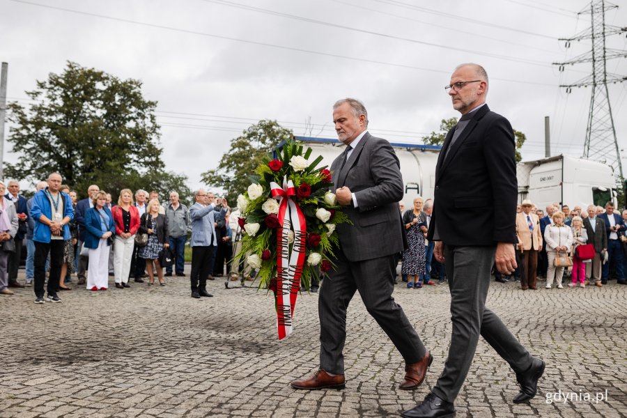 Od lewej: Prezydent Wojciech Szczurek i wiceprezydent Gdyni Michał Guć składający kwiaty przed pomnikiem Ofiar Grudnia '70 podczas uroczystości z okazji 43. rocznicy strajków sierpniowych i podpisania porozumień sierpniowych // fot. Karol Stańczak