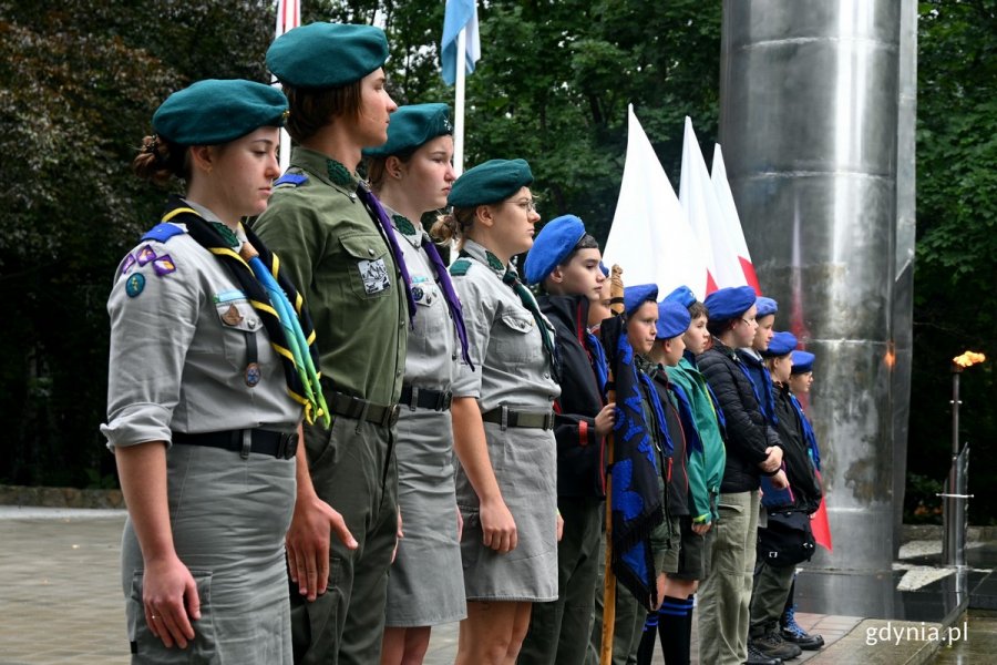 Harcerze ustawieni w szeregu przy pomniku Obrońców Wybrzeża na Cmentarzu Wojennym w Gdyni podczas obchodów 84. rocznicy agresji niemieckiej na Polskę // fot. Magdalena Czernek