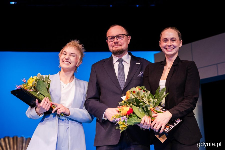 Na zdjęciu: tegoroczne laureatki Nagrody Prezydent Miasta Gdyni i Mariusz Bzdęga, dyrektor zarządzający ds. kultury i aktywności mieszkańc&oacute;w