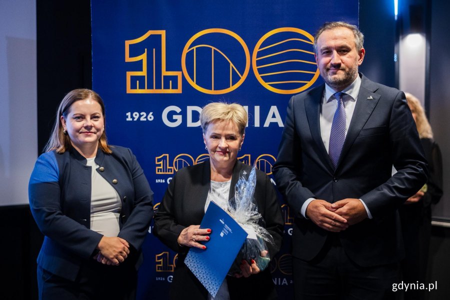 Ludzie w elegnackich strojach
