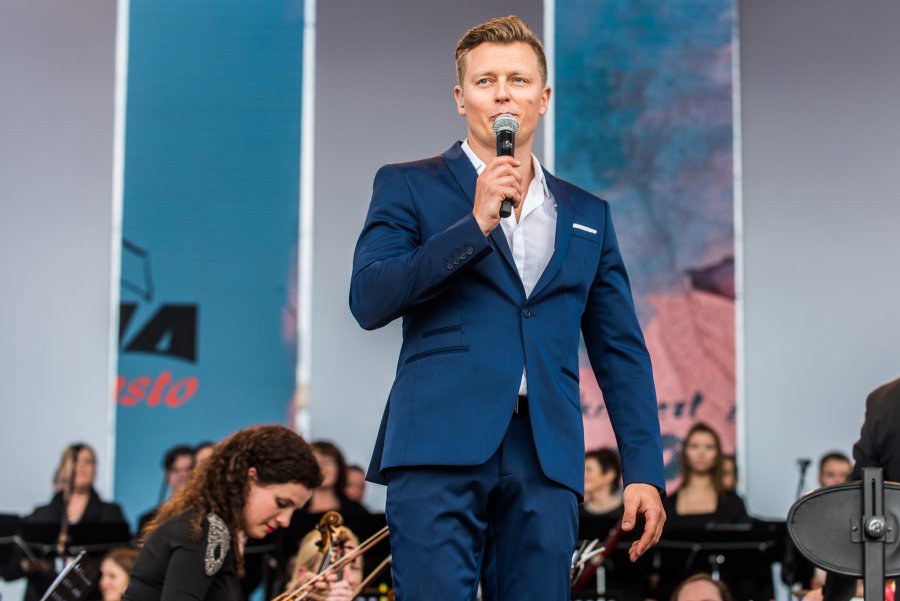 Koncert upamiętniający 30.rocznicę wizyty Jana Pawła II w Gdyni. Na zdjęciu Rafał Brzozowski.