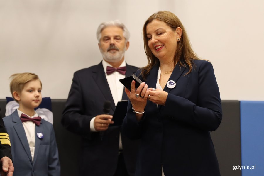 Jubileusz 80-lecia SP 17 w Gdyni, na zdjęciu: uczeń SP 17 Tadeusz, nauczyciel SP 17 Sławomir Wieloch, dyrektorka SP 17 Monika Małyszko (fot. Katarzyna Balcerzak)