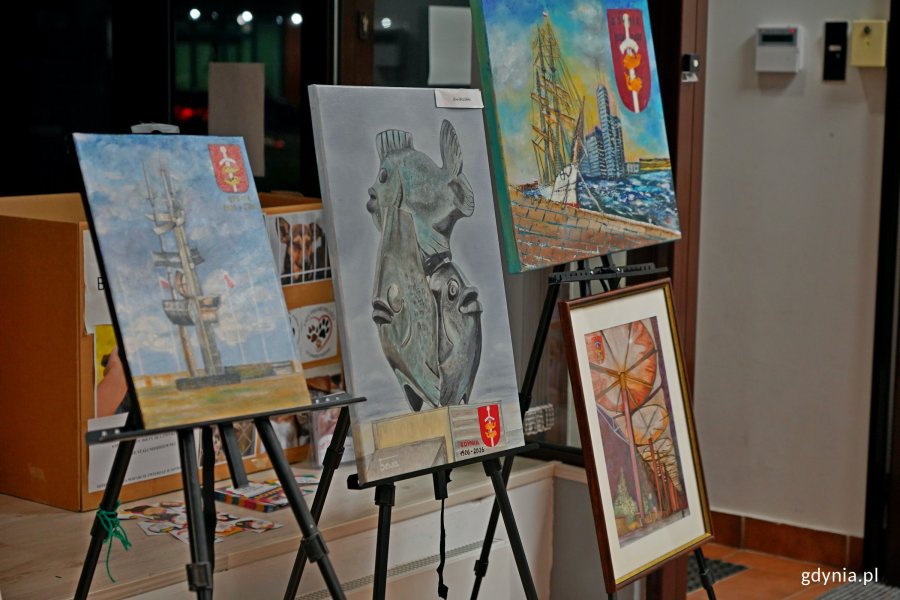 Obrazy prezentowane podczas prewernisażu wystawy &bdquo;100 obraz&oacute;w na 100-lecie Gdyni&rdquo; w Gdyńskim Centrum Organizacji Pozarządowych