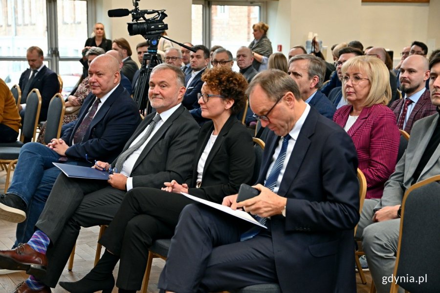 W podpisaniu porozumienia, na mocy którego OMMG stał się instytucją pośredniczącą ZIT, wzięli udział m.in. (od lewej): Wiesław Byczkowski - wicemarszałek województwa pomorskiego, Wojciech Szczurek - prezydent Gdyni i prezes Rady OMGGS, Magdalena Czarzyńska-Jachim - pełniąca obowiązki prezydentki Sopotu, Mieczysław Struk - marszałek województwa pomorskiego
