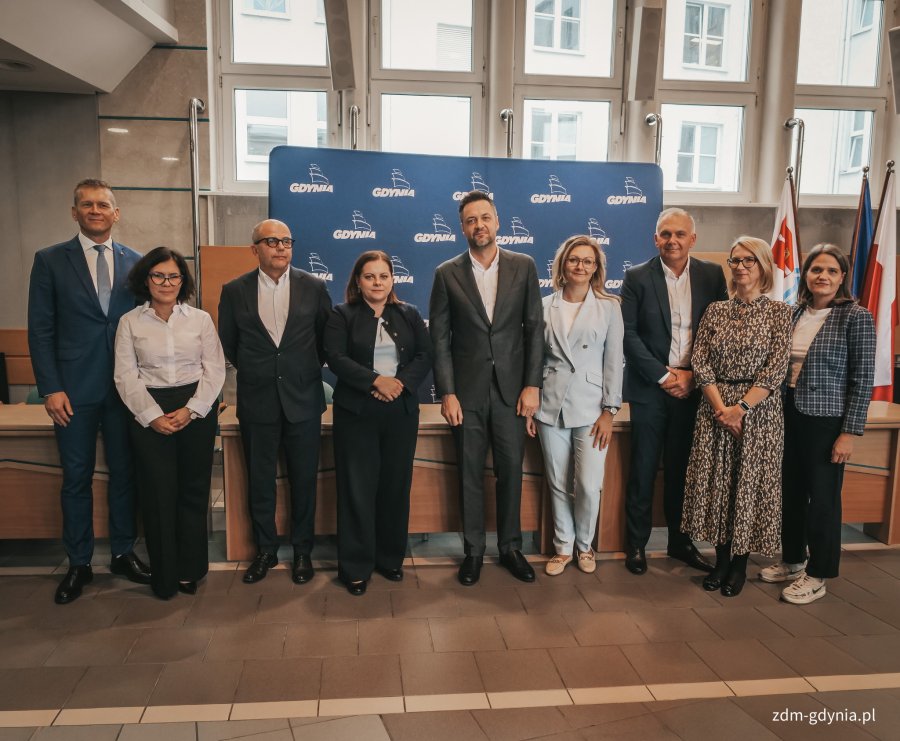 Podpisanie um&oacute;w na budowę 260 nowych wiat przystankowych w Gdyni. Na zdjęciu: prezydent Gdyni Aleksandra Kosiorek, dyrektor Zarządu Dr&oacute;g Miejskich Michał Felon, kierownik projektu Marek Kamiński, przedstawiciele firm AMS S.A. i Bauer Media Outdoor Poland oraz pracownicy Referatu Zam&oacute;wień Publicznych ZDM (fot. Marcin Mielewski)