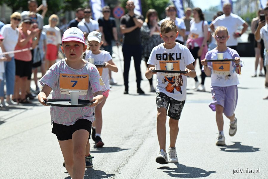 Podczas Kulinarnej Świętojańskiej nie zabrakło kluczowego punktu programu - Biegu Kelner&oacute;w. Na zdjęciu uczestnicy kategorii Junior